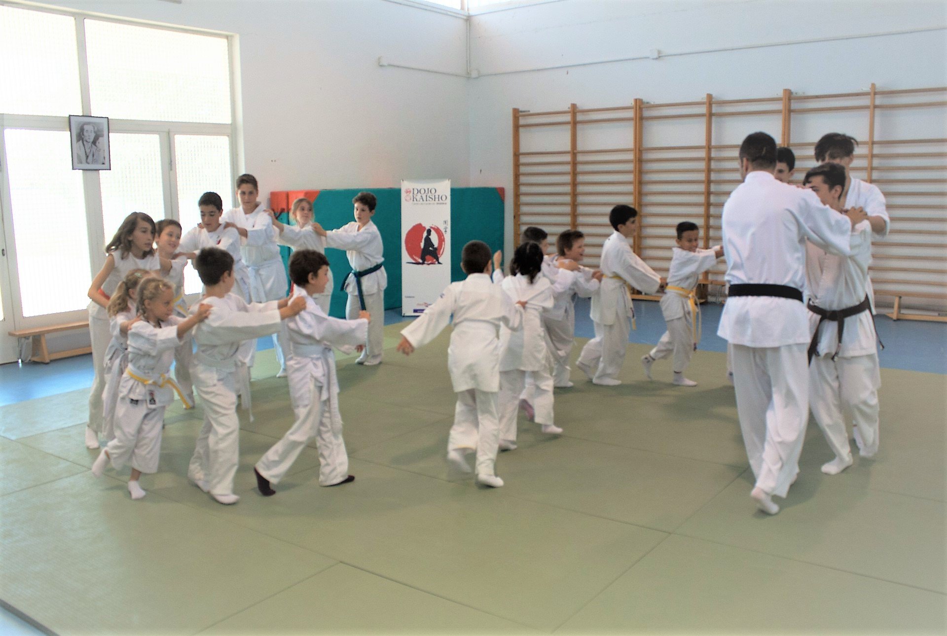 niños jugando a karate en dojo kaisho