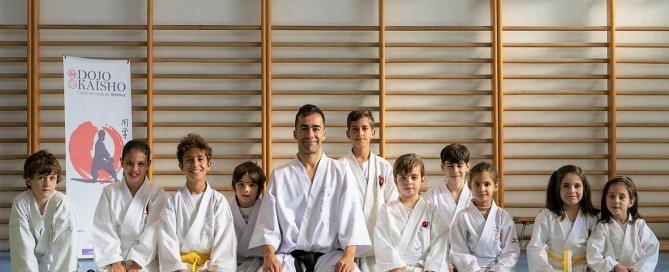 alumnos felices de karate en escuela dojo kaisho