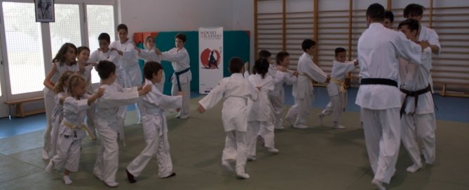 niños jugando a karate en escuela dojo kaisho